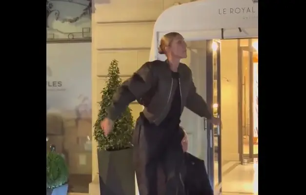 Céline Dion descalça em capô de carro de luxo com fãs em Paris, França. A atitude mostra a conexão dela com a galera, m…