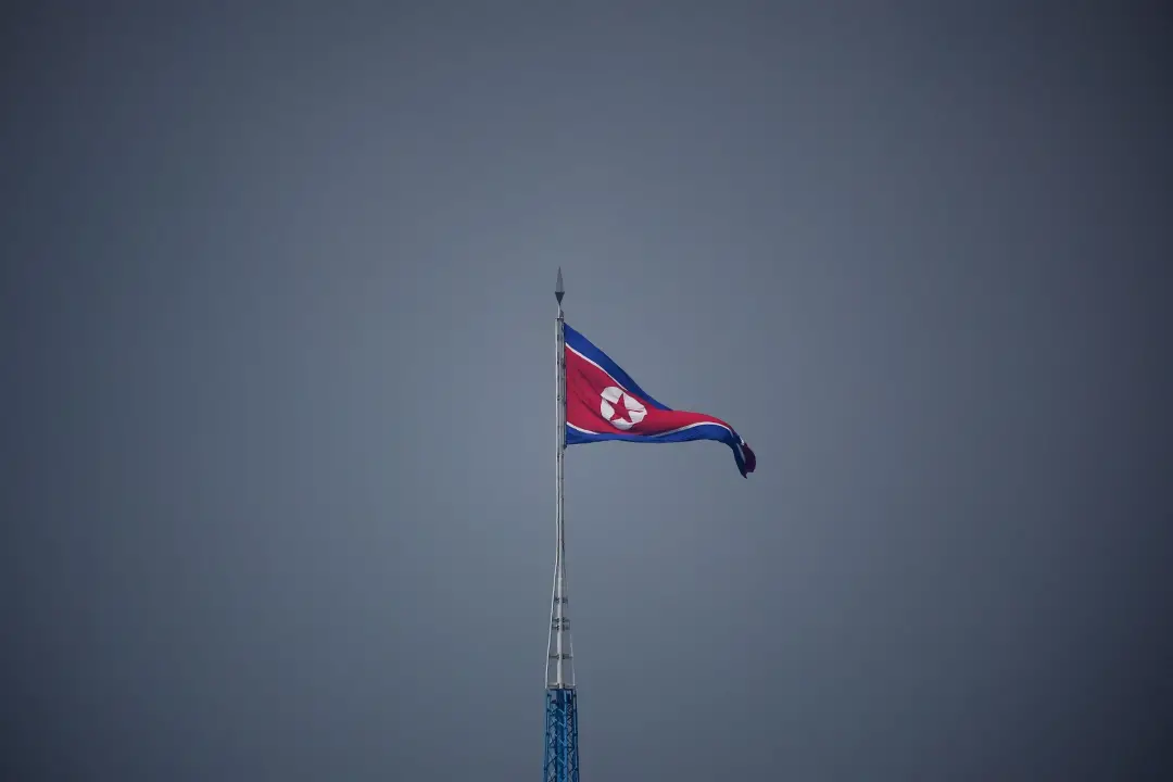 Coreia do Norte se tornou potência nuclear e ganha bilhões explorando seu povo, com apoio da China e Rússia. O custo di…