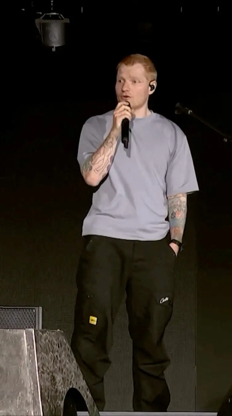 Ed Sheeran chorou durante a apresentação no Lincoln Financial Field em Filadélfia, dizendo que estava cometendo erros. …