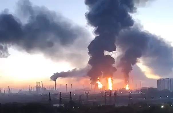 Refinaria de Moscou foi atingida por drones ucranianos, causando dois mortes na região. É grave ver a violência colidin…