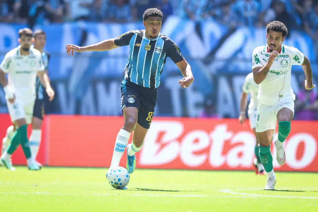 Três minutos, Amuzu cruzou e Pavón chutou, mas defesa. O empate em 0 a 0 do Grêmio contra o Palmeiras em Porto Alegre m…