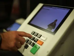Nova York viu a votação de eleitores brasileiros prejudicada pelo medo do ICE. Isso mostra como a política migratória a…