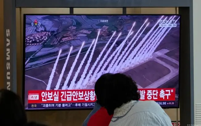 Dois mísseis balísticos foram lançados pela Coreia do Norte em direção ao mar leste, sendo um deles com mais de 600 qui…