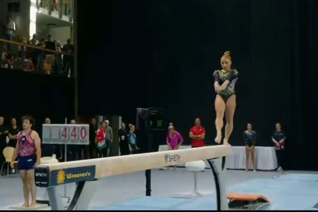 Cinco medalhas do Brasil na Copa do Mundo de ginástica na Hungria. Flávia e Arthur levaram ouro na trave e barra fixa. …