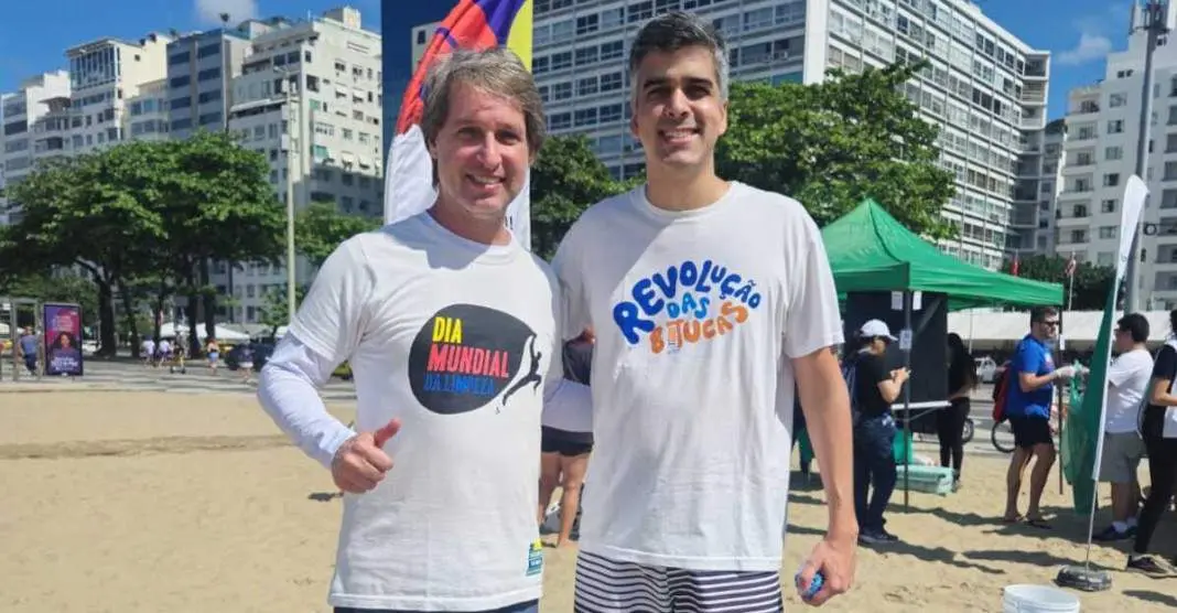 Copacabana recebeu um mutirão de limpeza no sábado, reunindo voluntários para recolher resíduos da orla. É fundamental …
