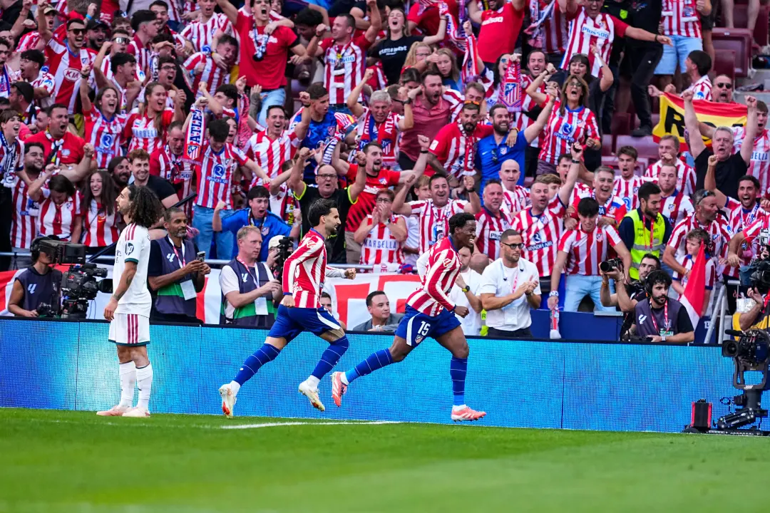 Huijsen cometeu uma falta em Giuliano e levou vermelho no derbi contra o Atlético, condenando o Real Madrid a jogar com…