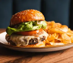 No Copper Club, em Chicago, o hambúrguer reduziu de 227 gramas para 205,5 gramas pra controlar o custo da carne. Essa m…