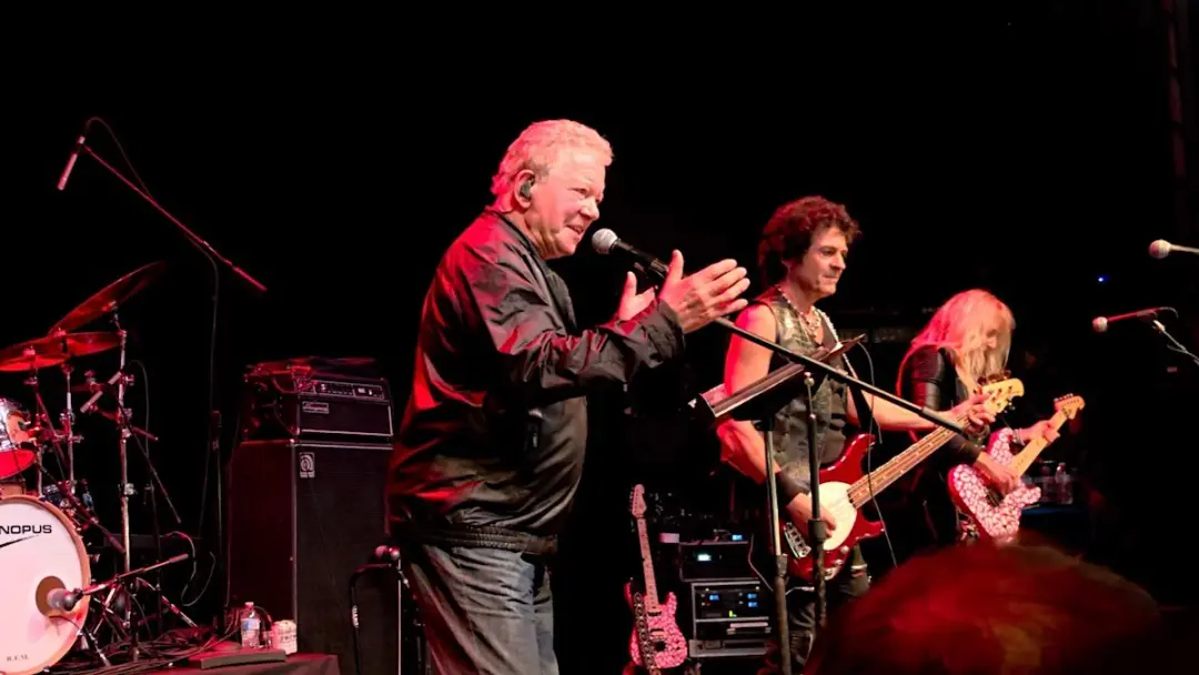 William Shatner fez seu primeiro show de metal em Chicago, no Park West, tocando clássicos do Ozzy, Metallica e Motörhe…