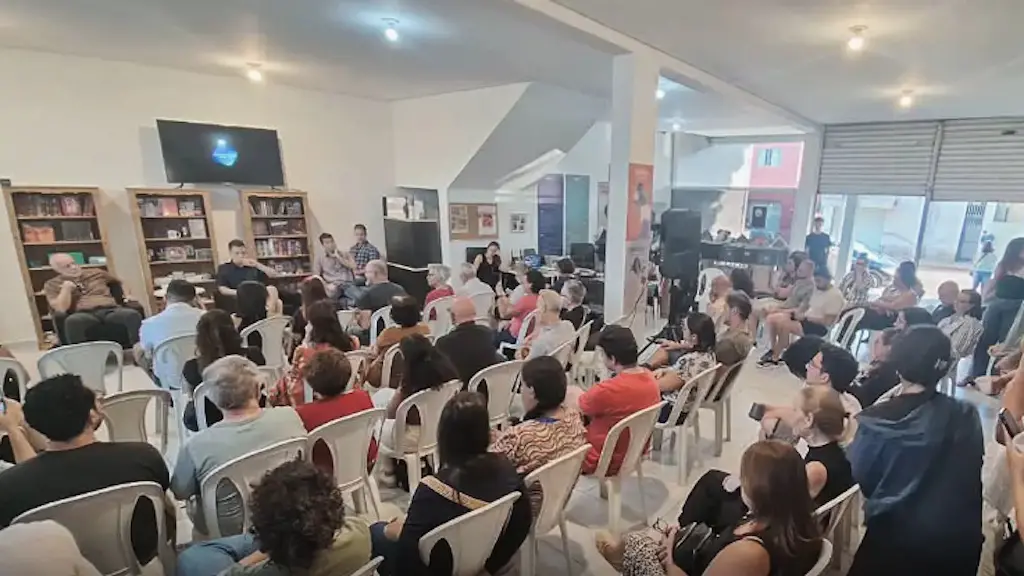 Bom Jesus dos Perdões, SP, sem livraria até 2016, quando Guilherme Moura e Fernanda Miquelino abriram a Casa do Leitor.…