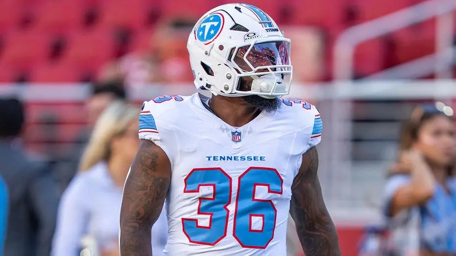 Tennessee Titans com jogadores exibindo roupas inusitadas antes do jogo contra os Eagles no domingo. O running back Jul…
