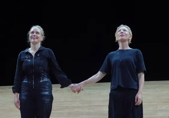 Cate Blanchett pediu para a plateia de Electra Persona, em Londres, não filmar a peça, dizendo que isso estraga a exper…