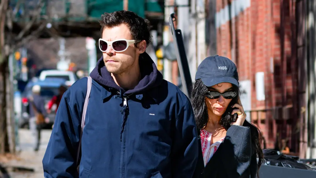 Zoë Kravitz foi vista usando um anel no dedo anelar, gerando rumores de noivado com Harry Styles. A gente pondera essas…