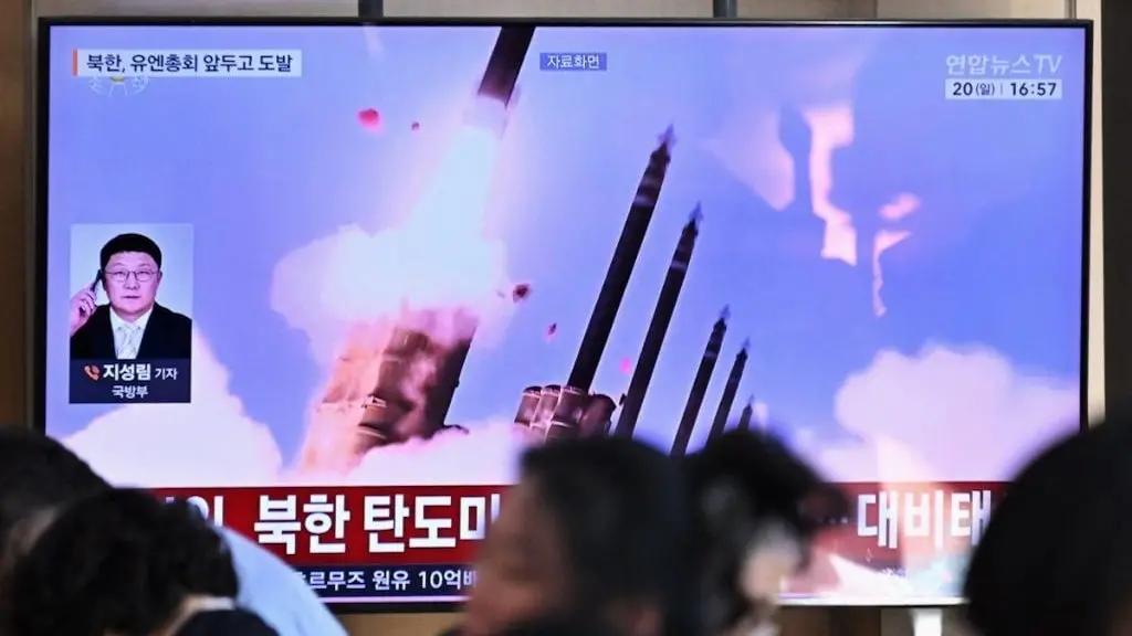 Dois mísseis balísticos foram disparados da Coreia do Norte em direção ao Mar do Japão. Essa ação viola resoluções inte…