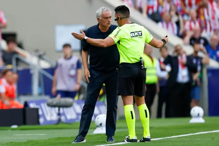 Mourinho criticou a comissao de arbitragem espanhola depois da derrota do Real Madrid por 2 a 1 para o Atletico Madrid …