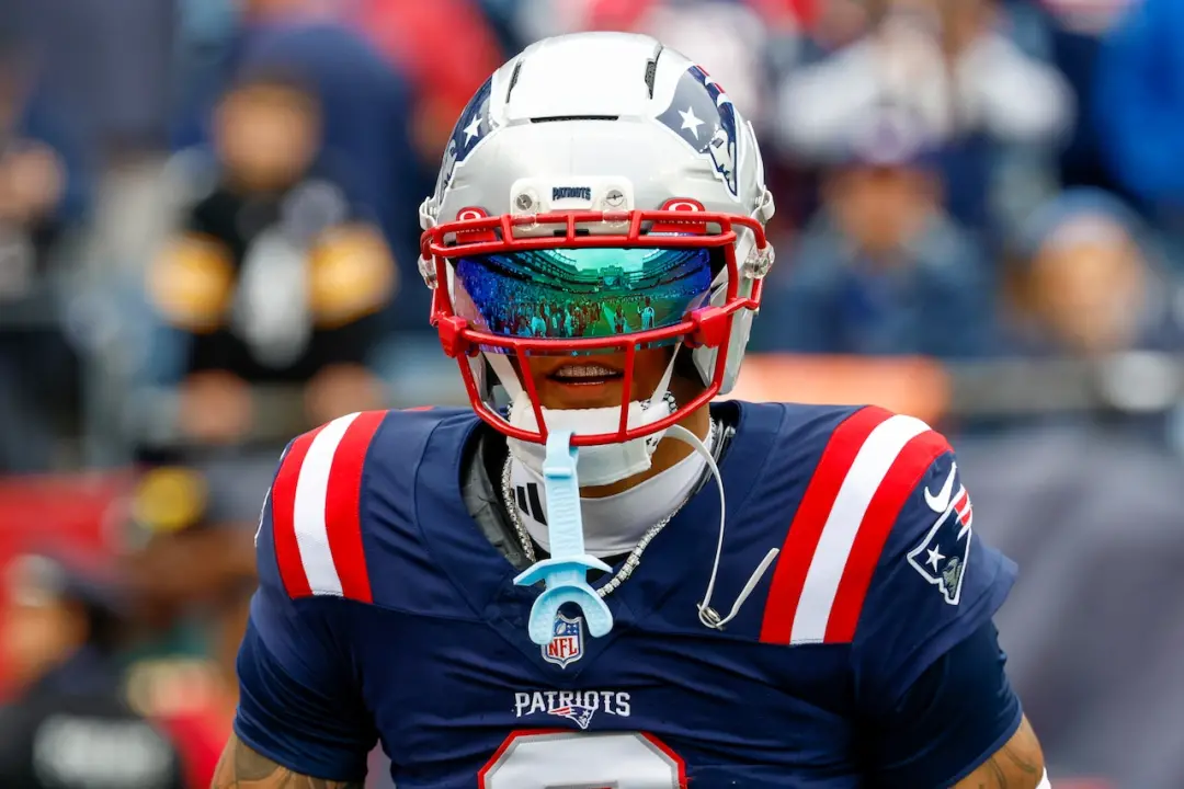 TreVeyon Henderson marcou touchdown para os Patriots, fazendo o placar ir para 7 a 0 contra os Steelers na segunda sema…