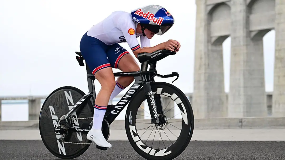 Zoe Backstedt conquistou a prata no teste de tempo feminino no Campeonato Mundial de Ciclismo em Montreal, finalizando …