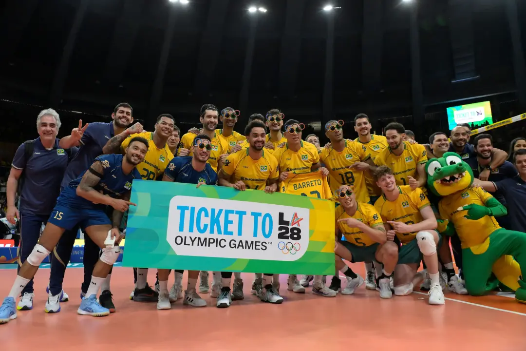 Brasil bate a Argentina e garante a vaga olímpica no vôlei masculino, com a vitória por 3 a 0 no Maracanãzinho. É um al…