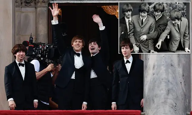 Liverpool, Inglaterra, palco da recriação do homecoming dos Beatles em 1964. Os atores Paul Mescal e Harris Dickinson v…
