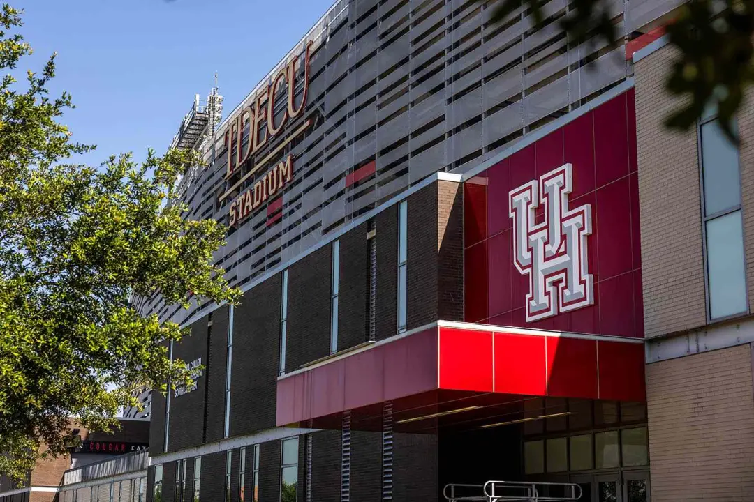 Carmello Dedric Brooks, estudante de futebol da University of Houston, foi detido e acusado de agressão grave contra mu…