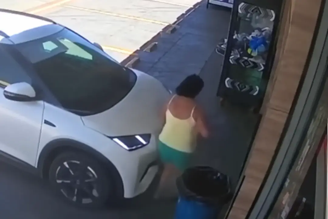 Setor Sudoeste, em Goiânia, idosa de 67 anos foi atropelada e prensada contra parede na Avenida Luiz de Matos. A motori…