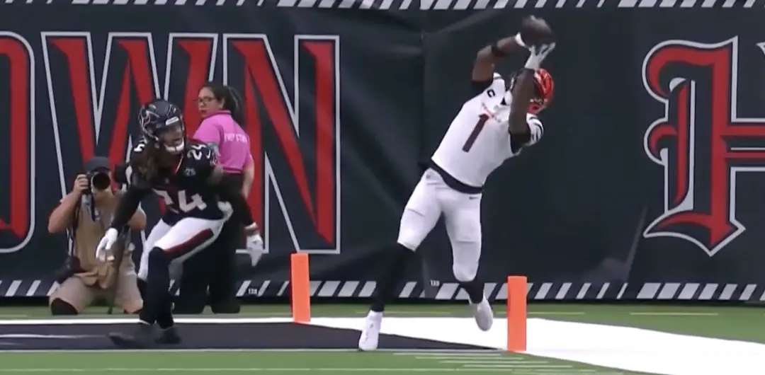 Ja Marr Chase fez um touchdown incrível no jogo entre Bengals e Texans, pegando uma bola alta no 32 jardas. A habilidad…