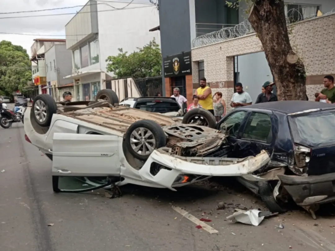 Governador Valadares teve acidente no bairro São Pedro, onde motorista cochilou ao volante e capotou o carro, atingindo…