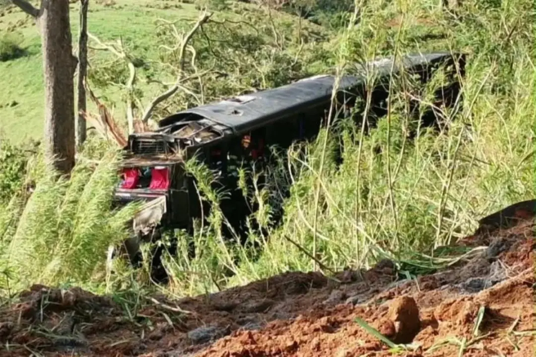 Cinco pessoas morreram em um acidente com ônibus na Rodovia Doutor Avelino Júnior, em Cruzeiro, São Paulo. O veículo tr…