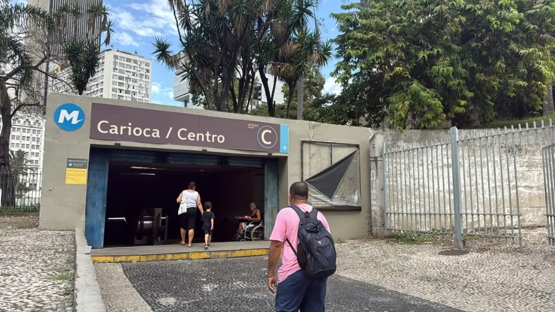Acesso C da Estação Carioca ficou fechado no domingo, quatro dias depois da reurbanização da Rua da Carioca. Com R$ 3,6…