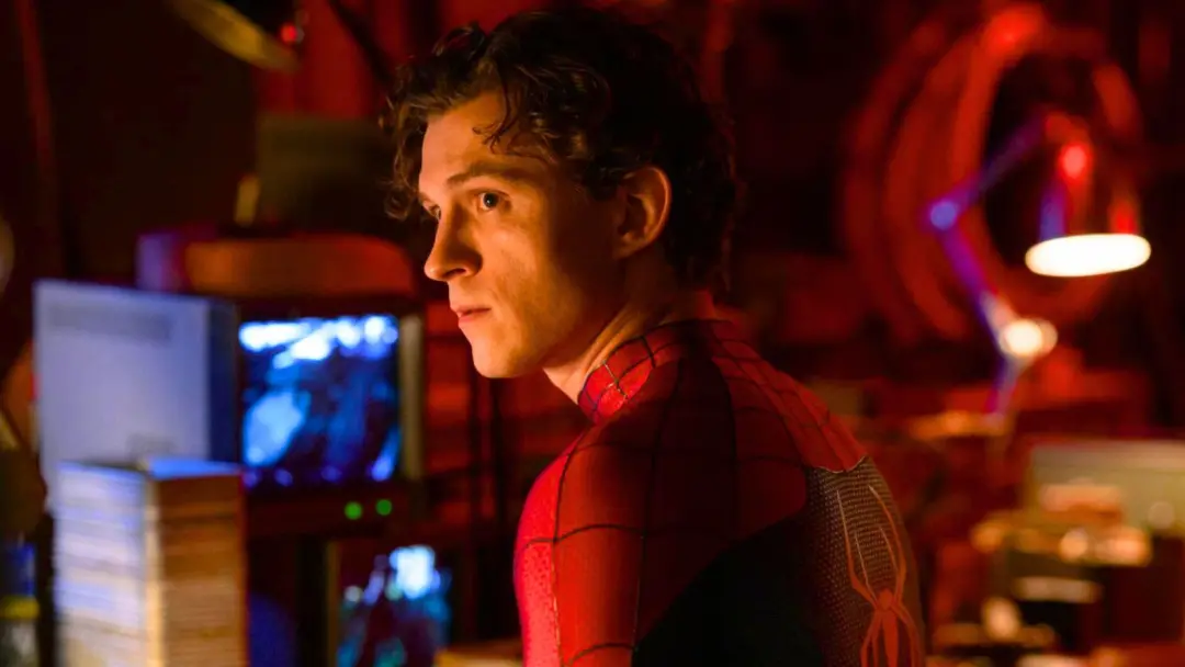 Chris McKenna mencionou que em versões iniciais de Spider-Man Brand New Day Peter usou sotaque britânico e o nome Ben R…