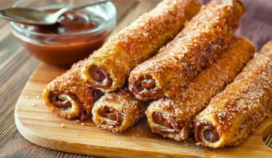 Churros fit prontos em cinco minutos na airfryer, usando pão de forma integral e doce de leite zero açúcar. É uma alter…
