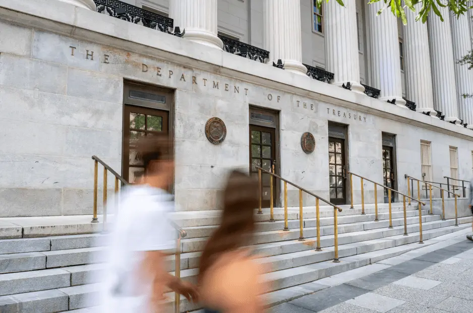 Rendimentos de dois anos nos Treasuries dos EUA subiram para 4,75% depois do primeiro aumento do Fed desde 2023. Essa m…