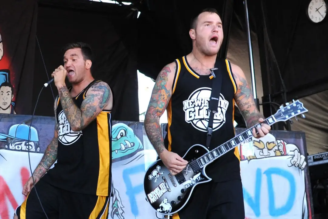 Chad Gilbert, guitarrista do New Found Glory, faleceu aos 45 anos após lutar contra um câncer adrenal raro e passar por…