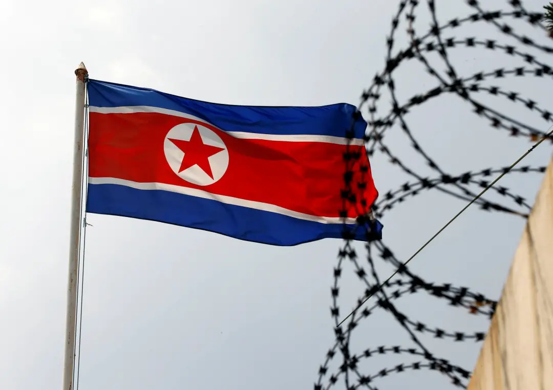 Mar do Leste, Coreia do Norte disparou dois projéteis ao largo da costa neste domingo. Essa repetição mostra que a tens…