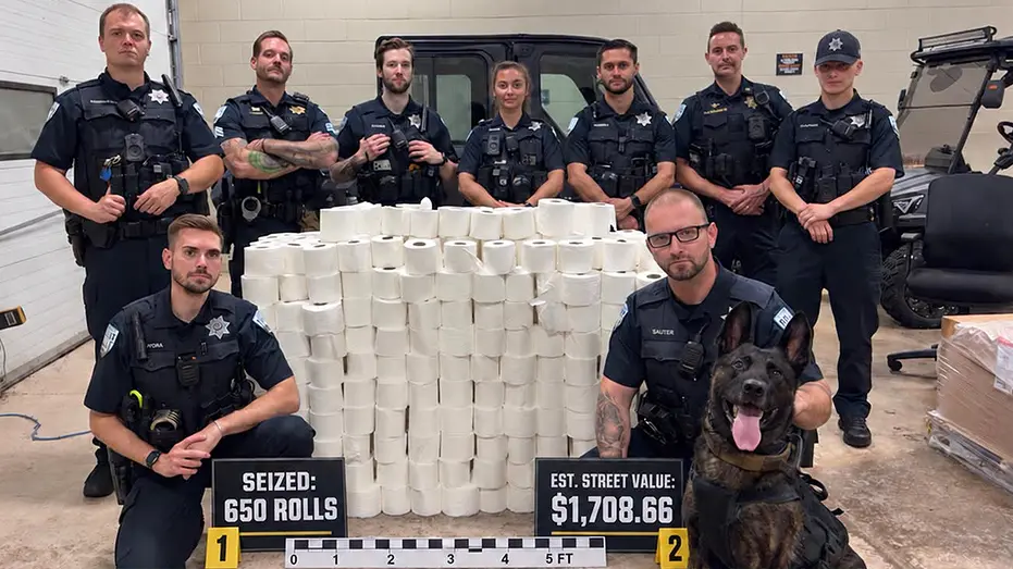 650 rolos de papel higiênico foram apreendidos pela polícia de Plainfield depois de denúncias de vandalismo em festas d…
