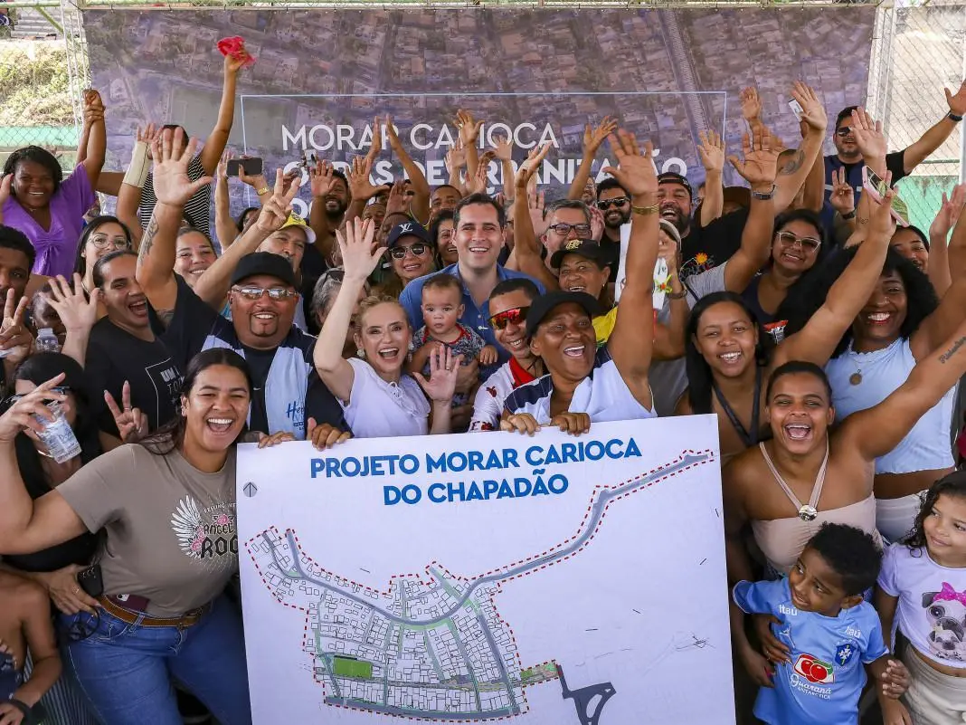 R$ 35,4 milhões em obras no Complexo do Chapadão, no Rio de Janeiro. A intervenção contempla 24 ruas com drenagem, sane…