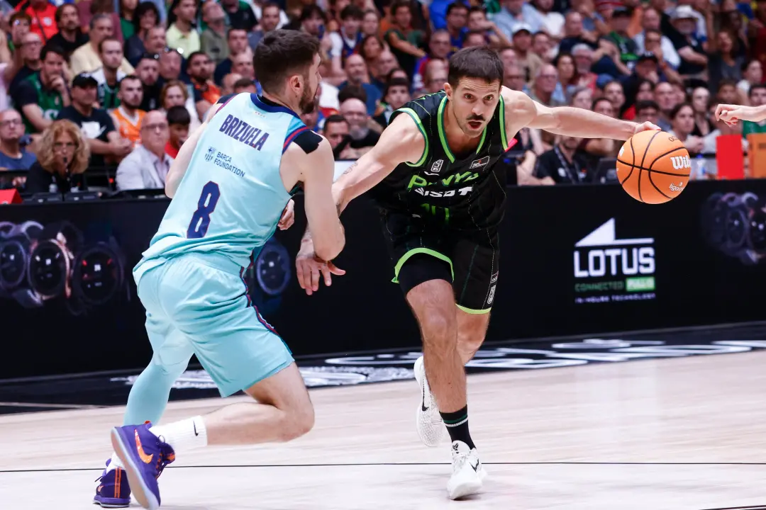 Joventut foi campeão da Supercopa com Laprovittola marcando 31 pontos, nove triples e sete assistências contra o Barcel…