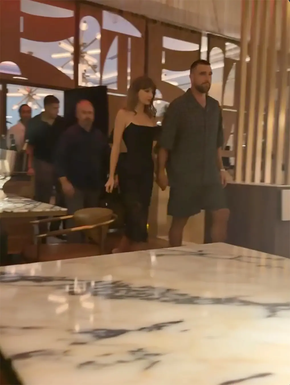 Taylor Swift e Travis Kelce estavam de mãos dadas na festa de aniversário de Patrick Mahomes, colega de equipe em Kansa…