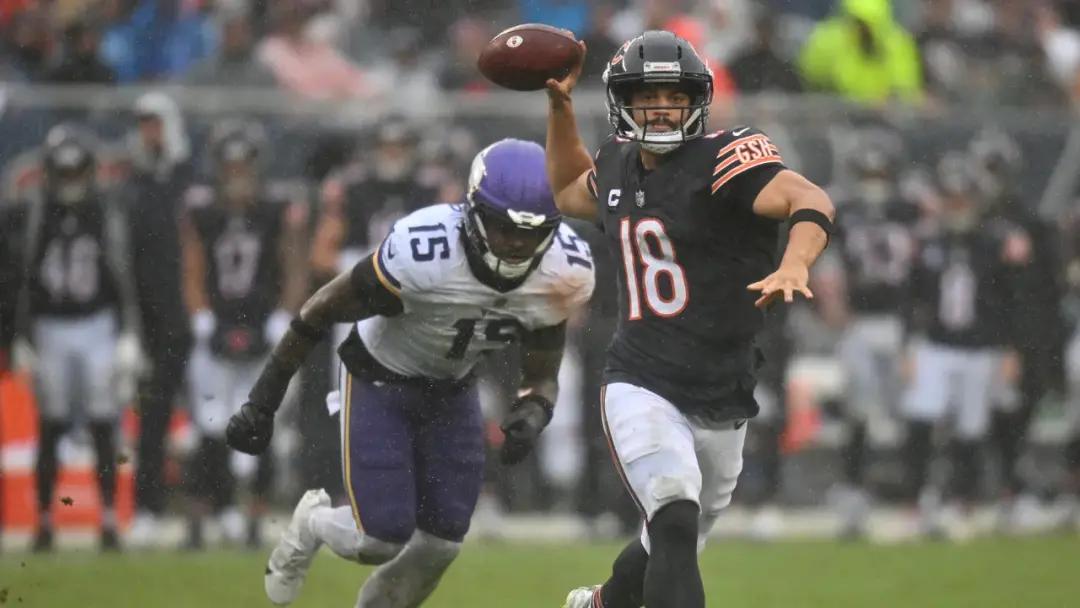Caleb Williams sofreu uma lesão de isquiotibiais na perna direita durante o jogo contra o Minnesota Vikings, no quarto …