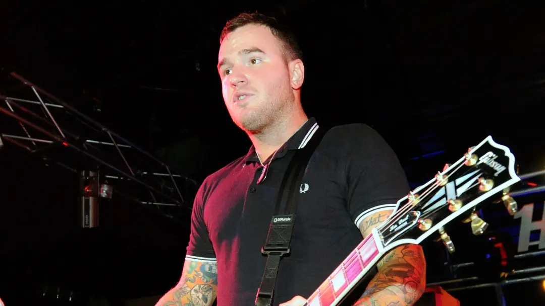 Chad Gilbert, guitarrista do New Found Glory, faleceu aos 45 anos. Ele passou em paz após cirurgia cerebral por tumores…