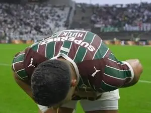 Hulk passou mal e vomitou na ida para o intervalo do Corinthians x Fluminense. É preocupante ver a saúde de atletas em …
