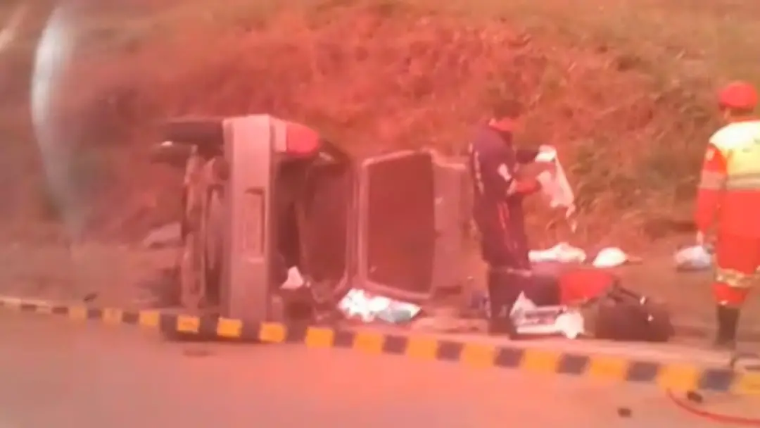 No km 211 da BR-101, em Aracruz, um capotamento causou uma morte e três feridos. O trecho precisou ser interditado, mos…