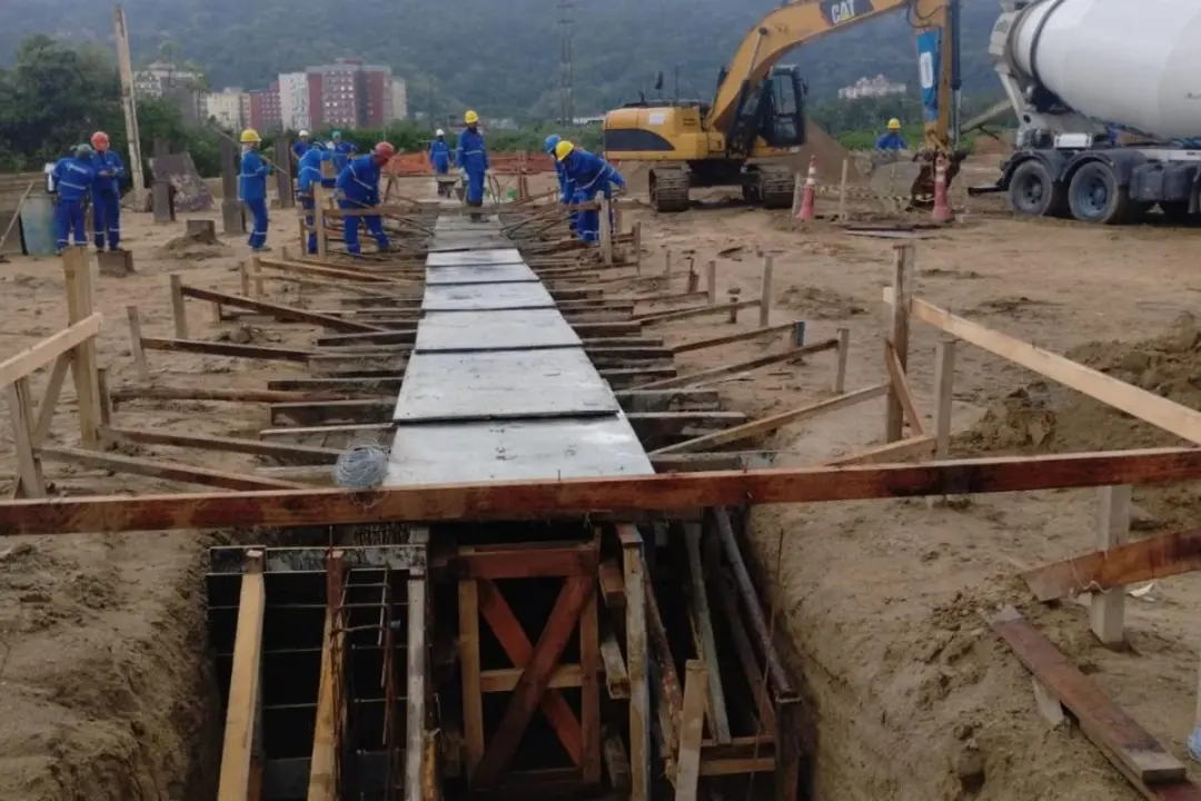 Santos avança com obra de 153,3 milhões na Zona Noroeste, construindo paredes de contenção para criar um novo sistema d…