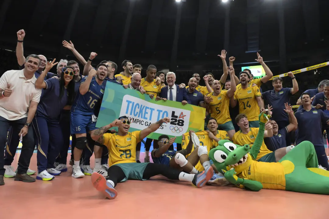 A seleção brasileira masculina de vôlei bate a Argentina no Maracanãzinho, no Rio de Janeiro, e garante vaga olímpica e…