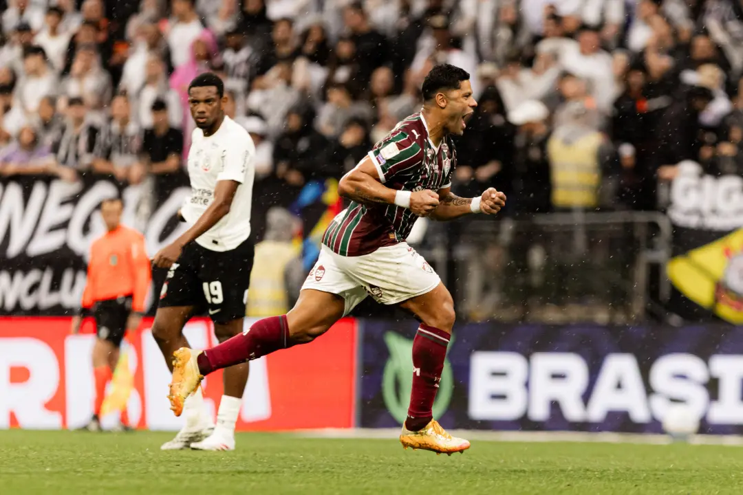 Hulk marcou dois gols e garantiu a vitória do Corinthians por 3 a 1 sobre o Fluminense na Neo Química Arena. O Fluminen…