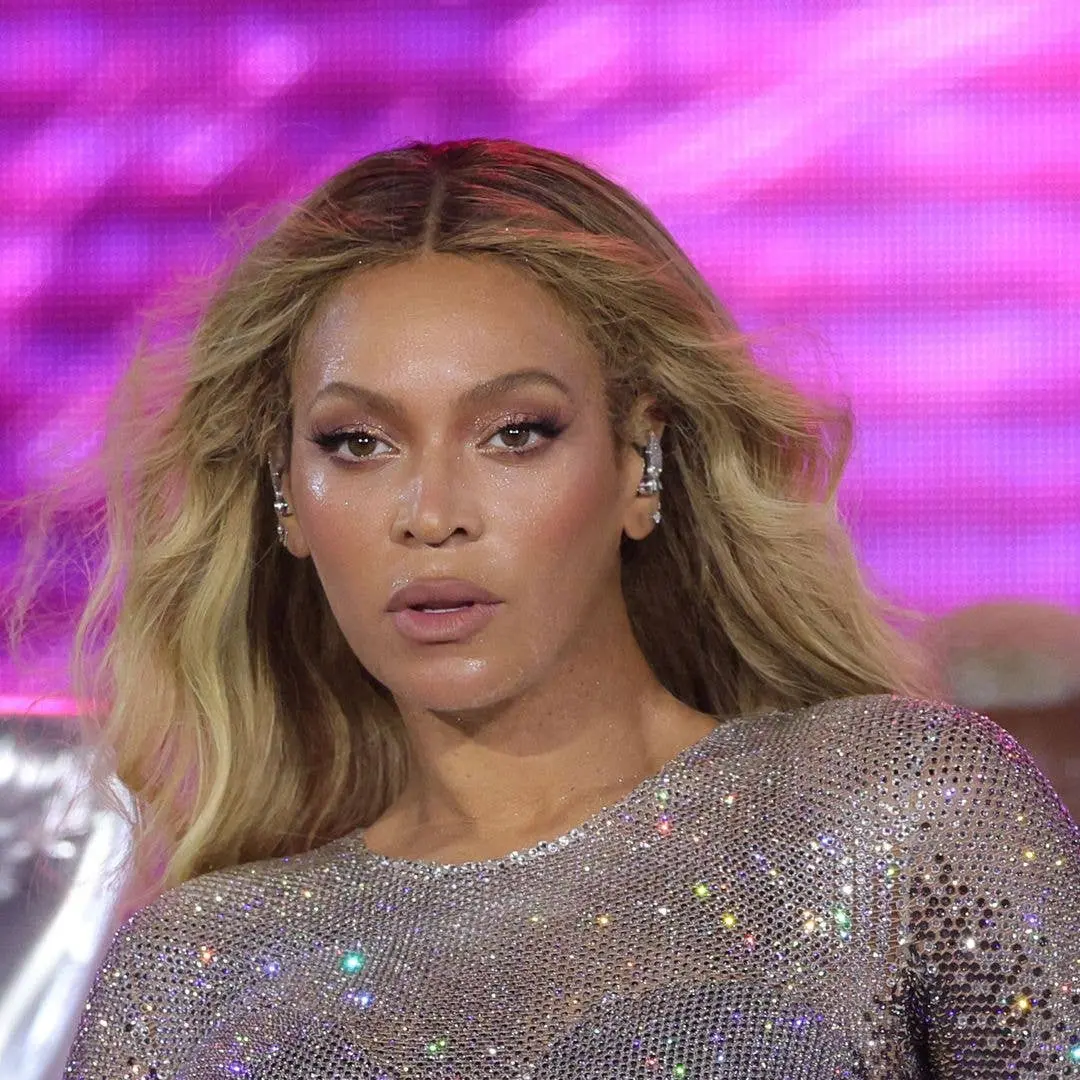 Beyoncé com vestido de lantejoulas da Elie Saab no evento do Jay-Z. Achei muito elegante o caimento daquela peça, mas o…