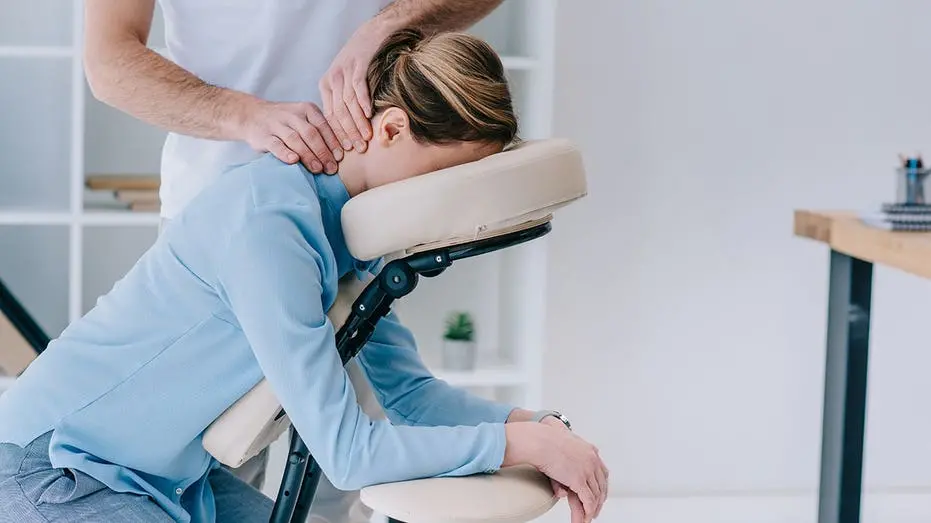 Alguns clientes de spa relatam sintomas parecidos com gripe após tratamentos de massagem, o que gerou o nome popular de…