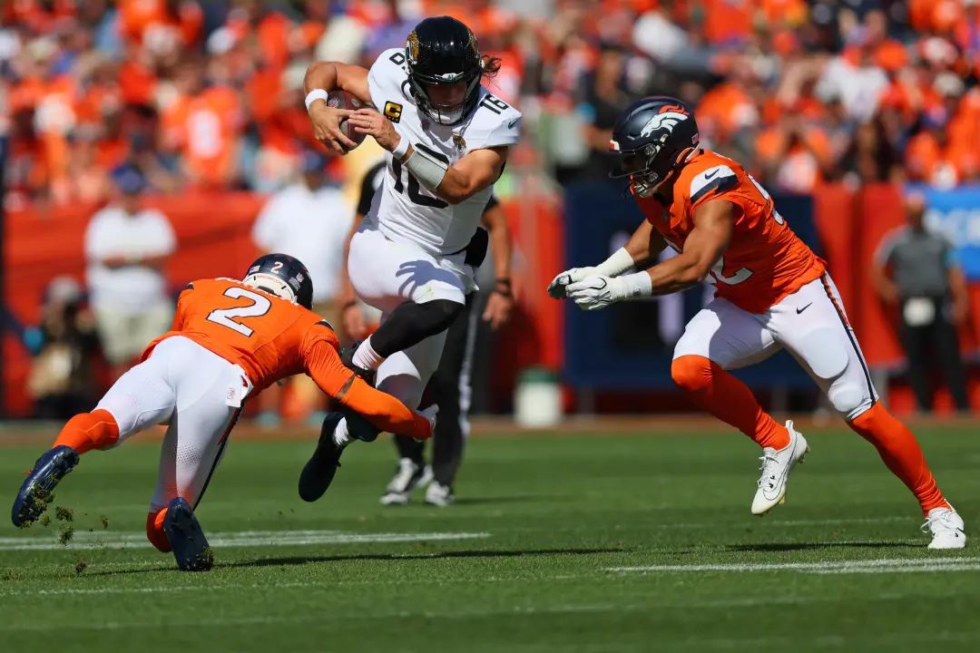 Jaguars 7, Broncos 0 no segundo quarto. O Trevor Lawrence acertou um passe de 22 jardas para Brian Thomas, e o time pon…