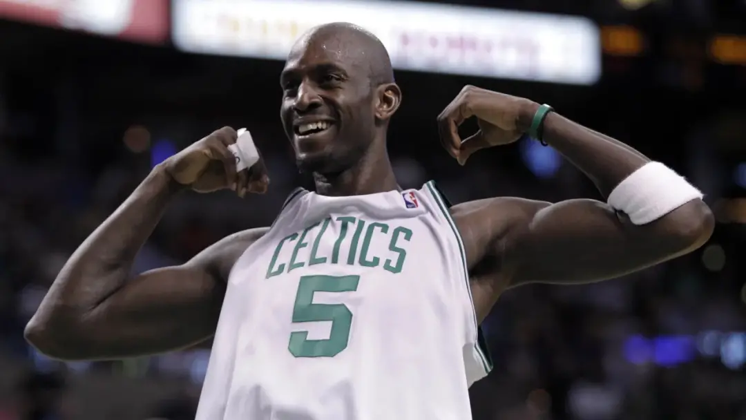 701,5 mil dólares por uma camisa do Kevin Garnett do jogo 6 das Finais da NBA. O valor mostra o quanto ícones e momento…