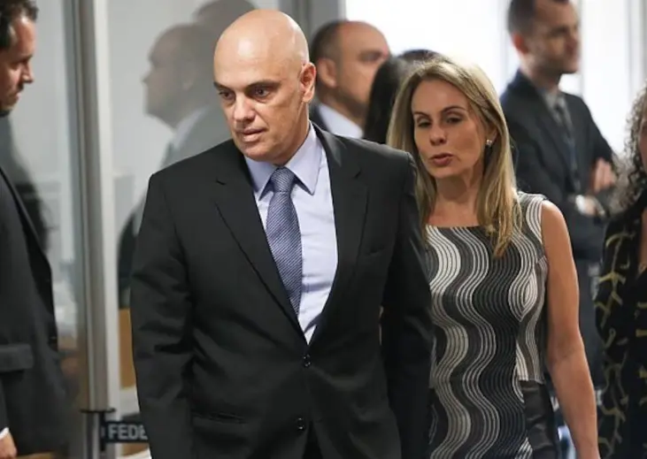 Vorcaro pediu prioridade de voo para família Moraes no avião da Prime You, com destino ao Santos Dumont. Isso mostra um…