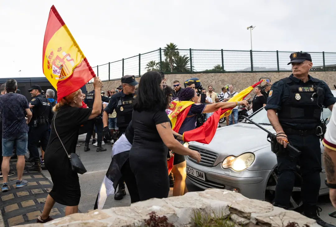 Coche de deputada em Ceuta foi atingido por pedras e ovos de manifestantes. A agressão aconteceu durante protestos cont…